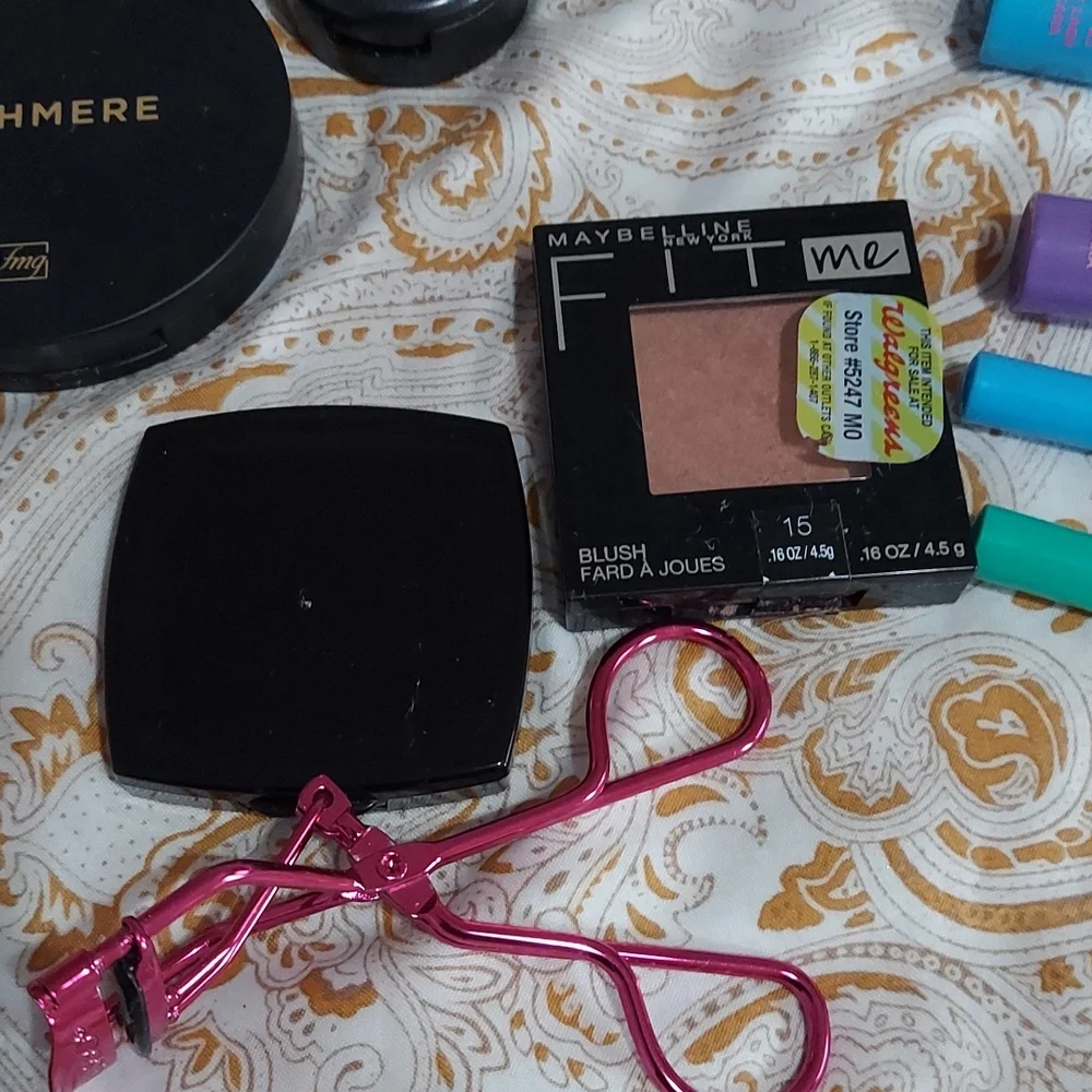 Lot of makeup - Picture 6 of 14